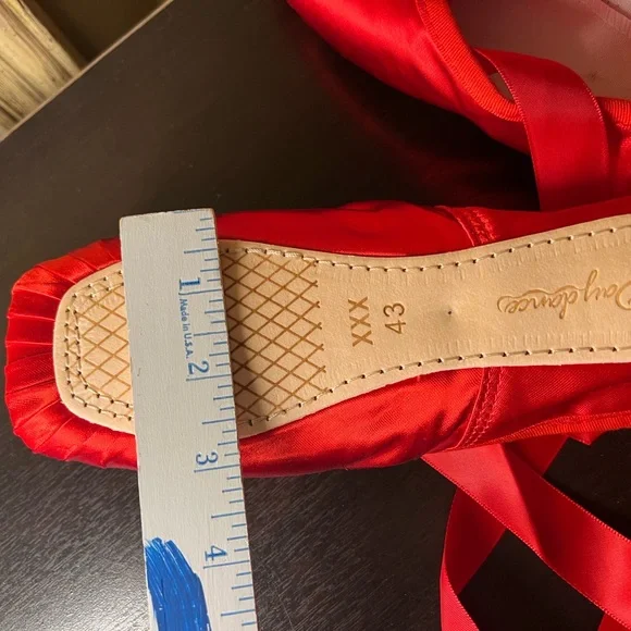 Red Ballet Pointe Shoes with Toe Pads with Dust Bag NIB - Picture 7 of 11